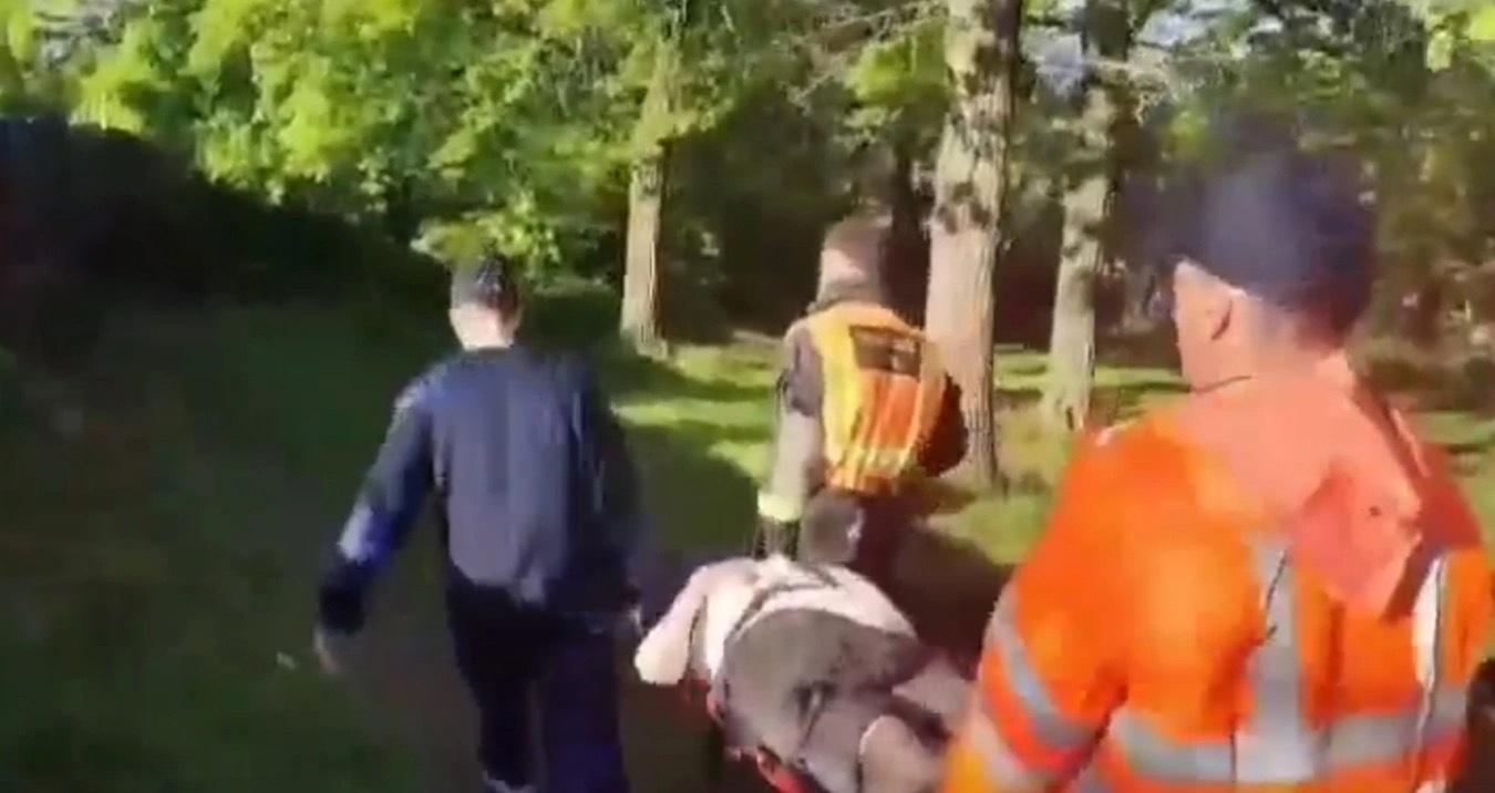 Спасатели эвакуировали пострадавшую с травмированной ногой из оврага в Уфе