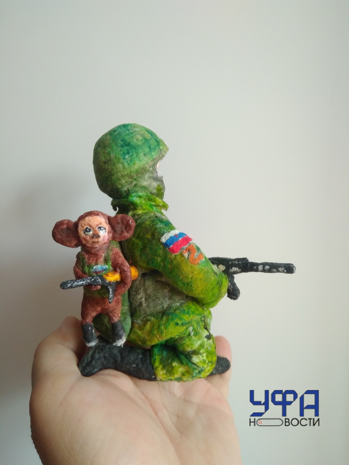 Уфимка создала ватную игрушку бойца с символом СВО 