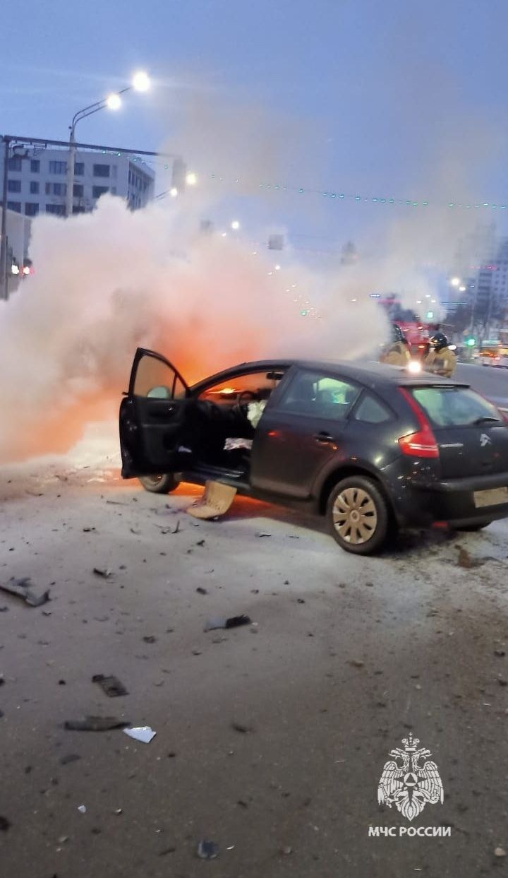 В Уфе после столкновения со скорой загорелась легковушка