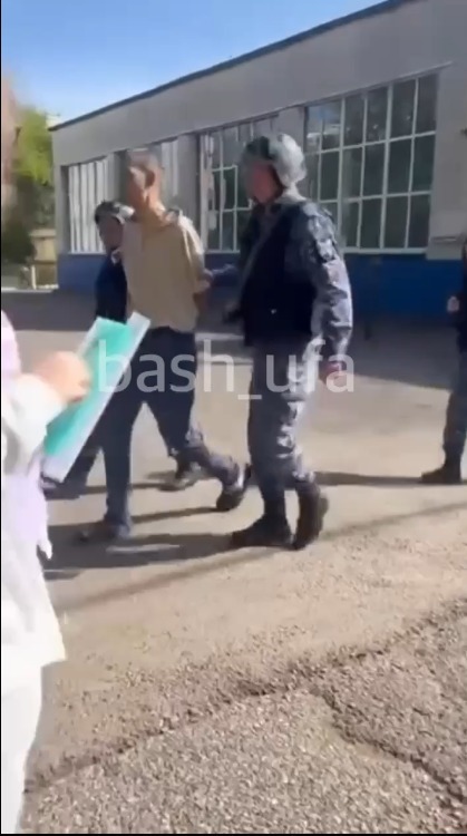 В Уфе в школу ворвался неадекват