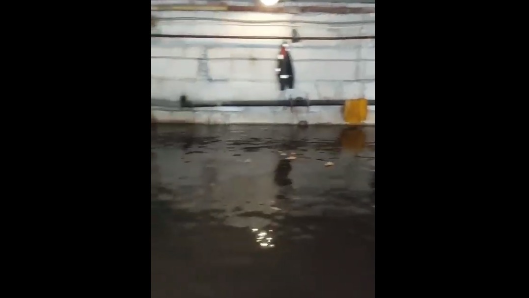 В Уфе два многоквартирных дома уже три недели топит водами неизвестного происхождения (видео)