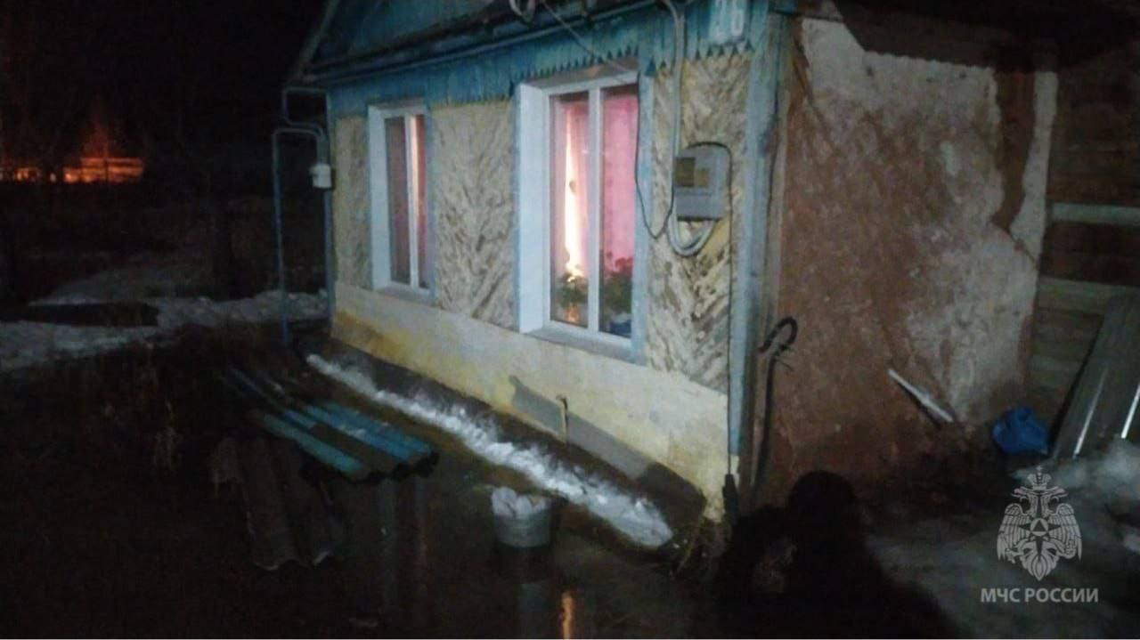 В Башкирии талыми водами затопило жилой дом