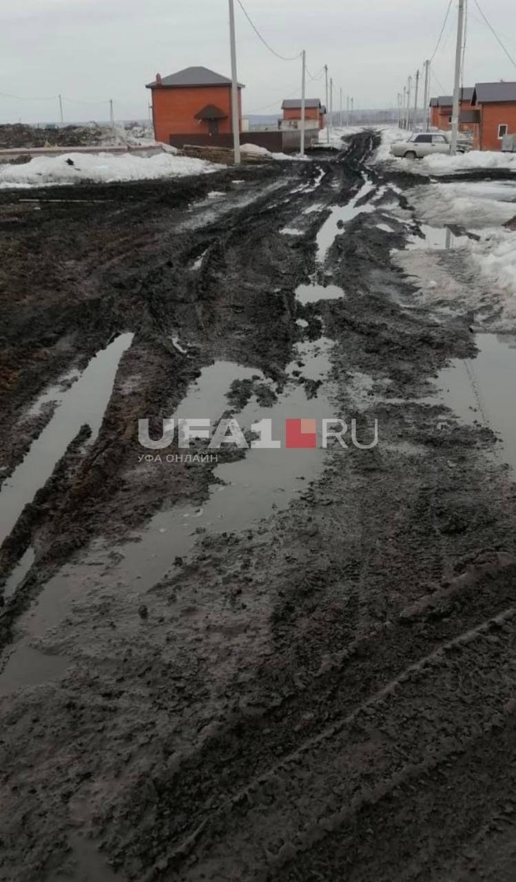 Дети не могут дойти до школы: в башкирском селе размыло дороги и жители утопают в грязи 