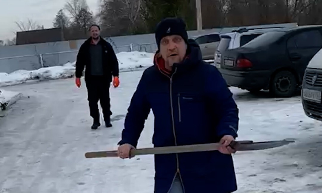 В Башкирии мужчина едва не покалечил соседей лопатой 