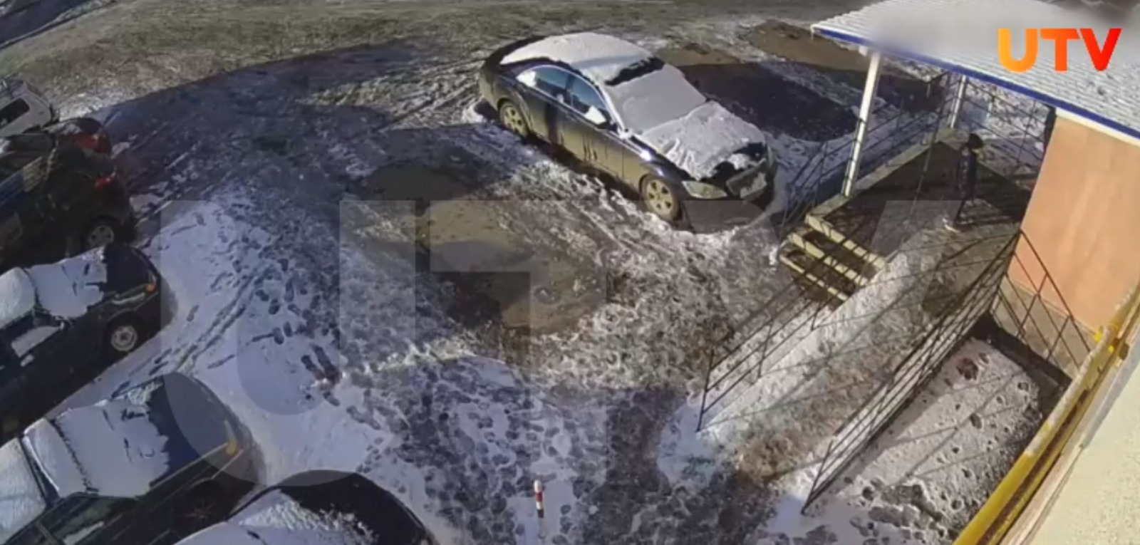 В Башкирии глыба льда едва не убила ребенка