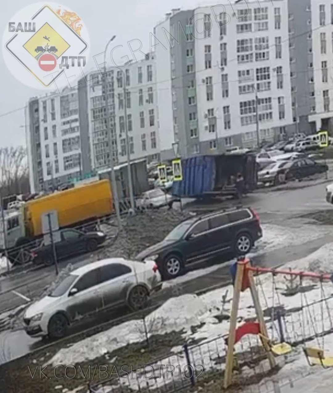 Мешались припаркованные машины: в Кузнецовском Затоне в Уфе перевернулся мусоровоз (видео)
