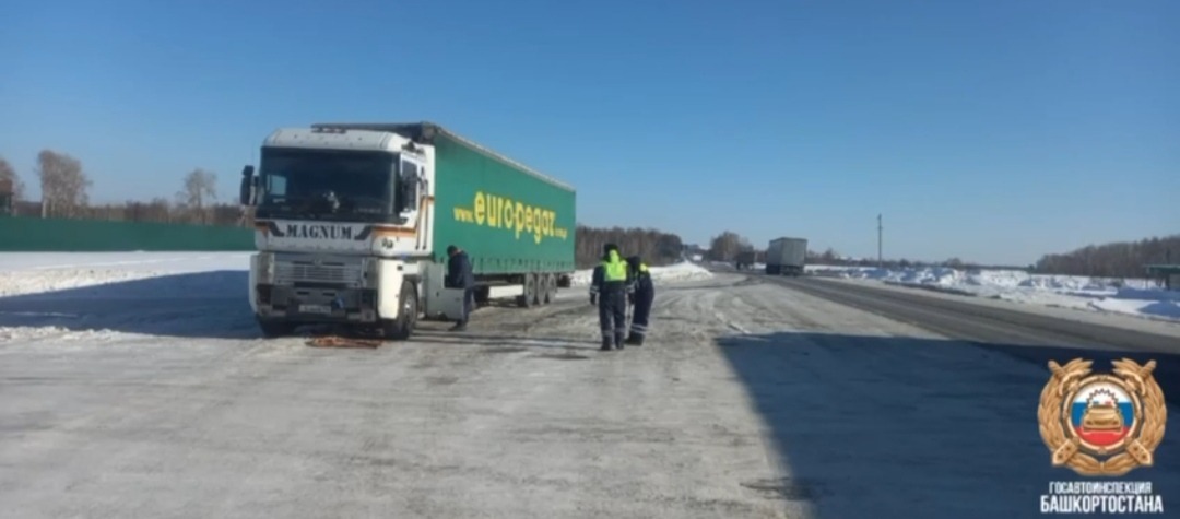 Едва не замёрз в 29-градусный мороз: в Башкирии экипаж ДПС помогли водителю на трассе (видео)