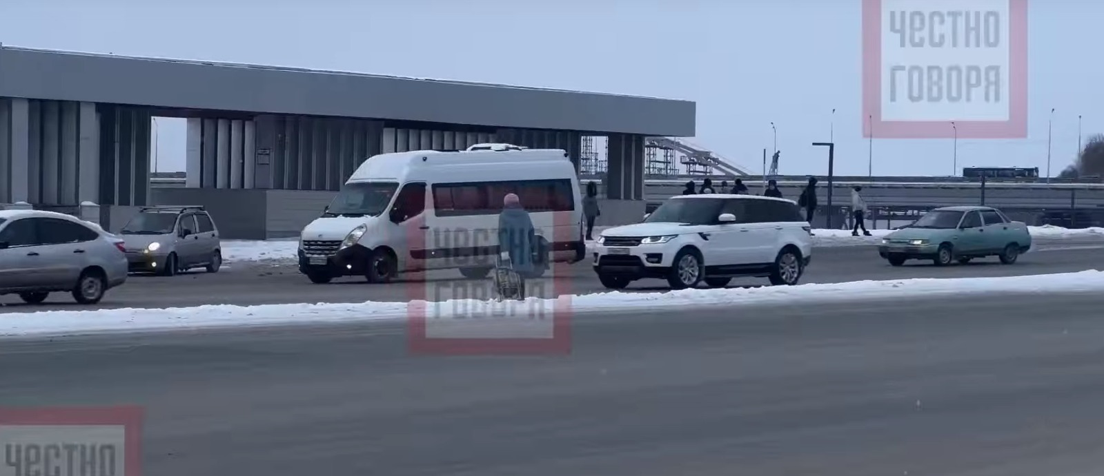 В Уфе очевидцы засняли женщину-камикадзе