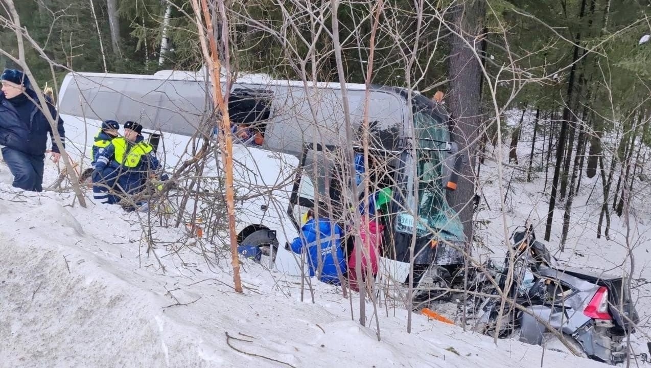 Возвращались из Уфы: автобус с юными хоккеистами попал в смертельное ДТП 