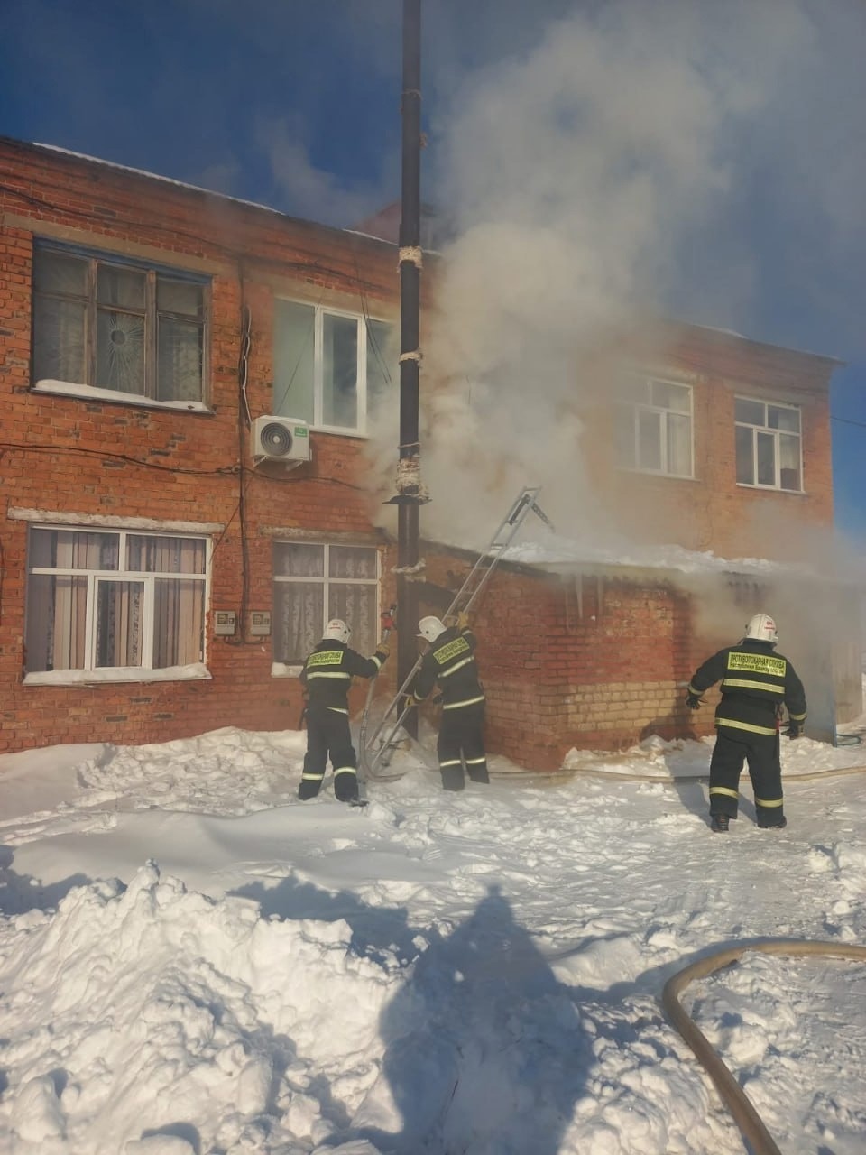 Отделались испугом: в Башкирии сгорел жилой дом 