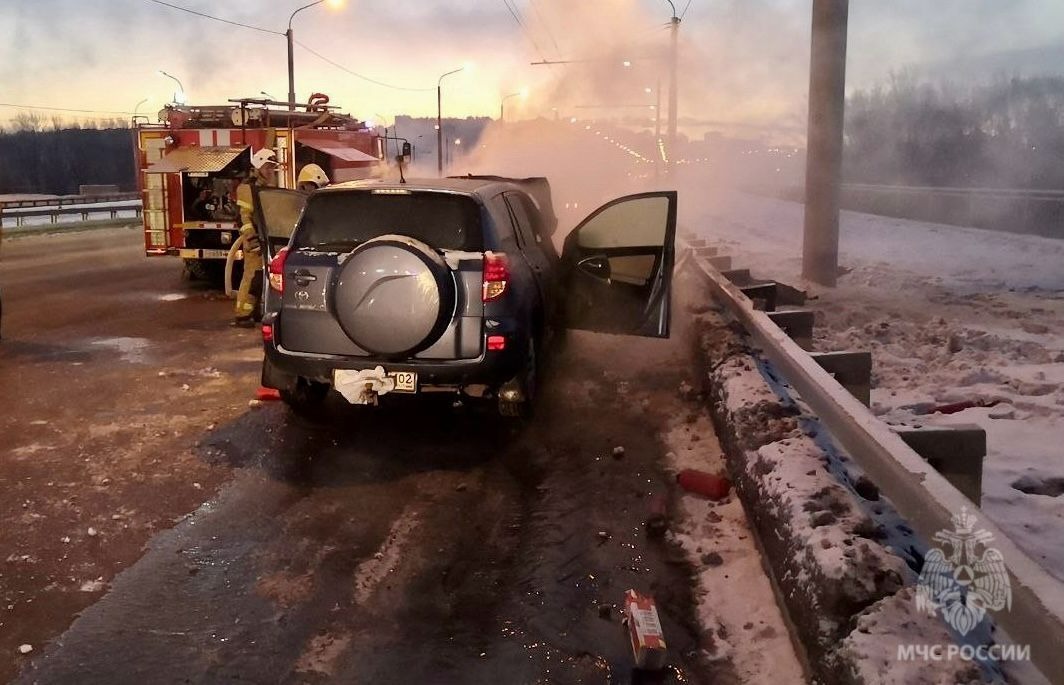  В Уфе на ходу загорелся автомобиль