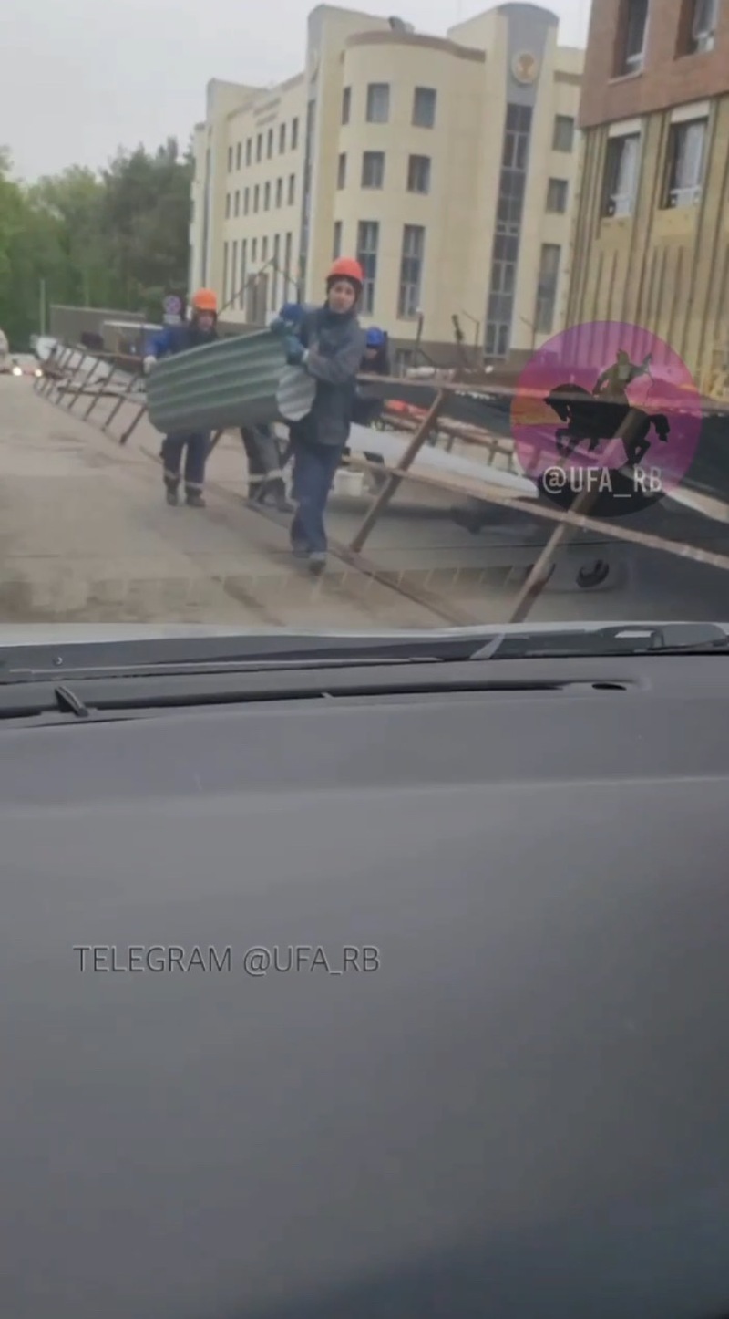 В Уфе из-за сильного ветра на женщину упал строительный забор 
