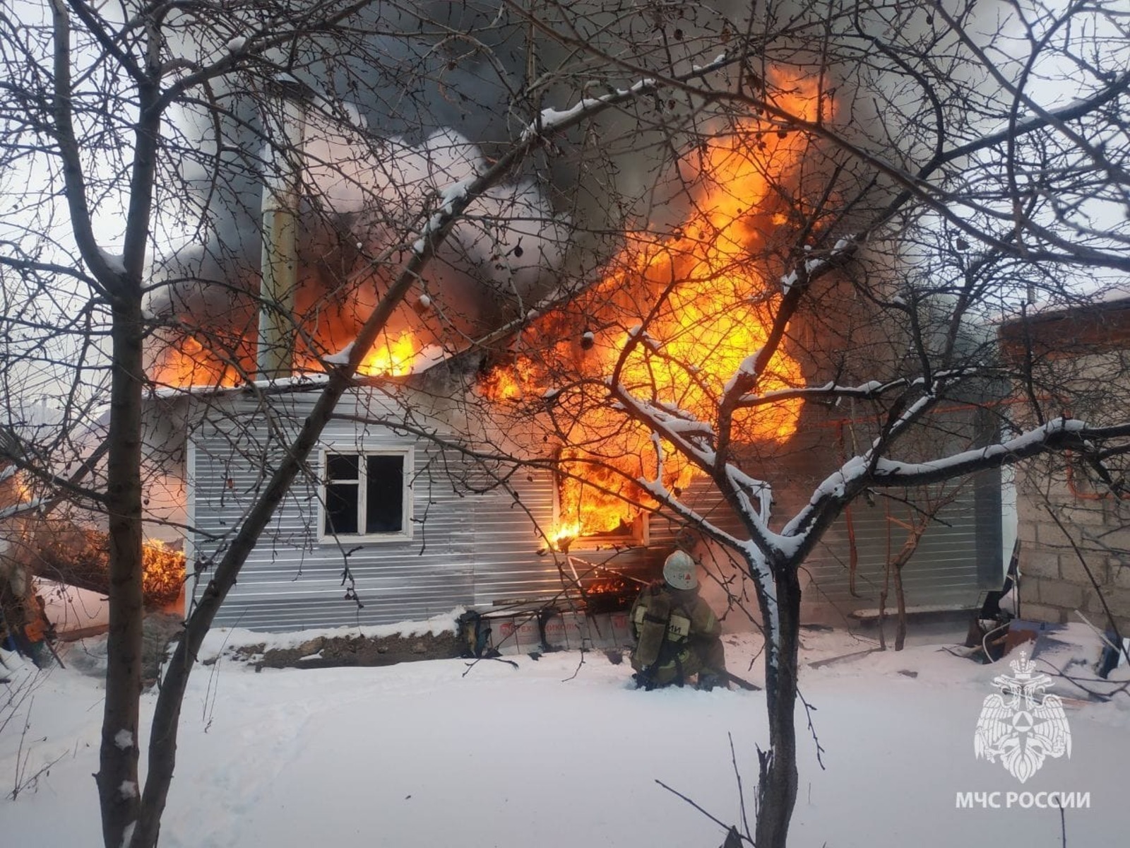 В Башкирии после пожара пожилого мужчину увезли в больницу со страшными ожогами