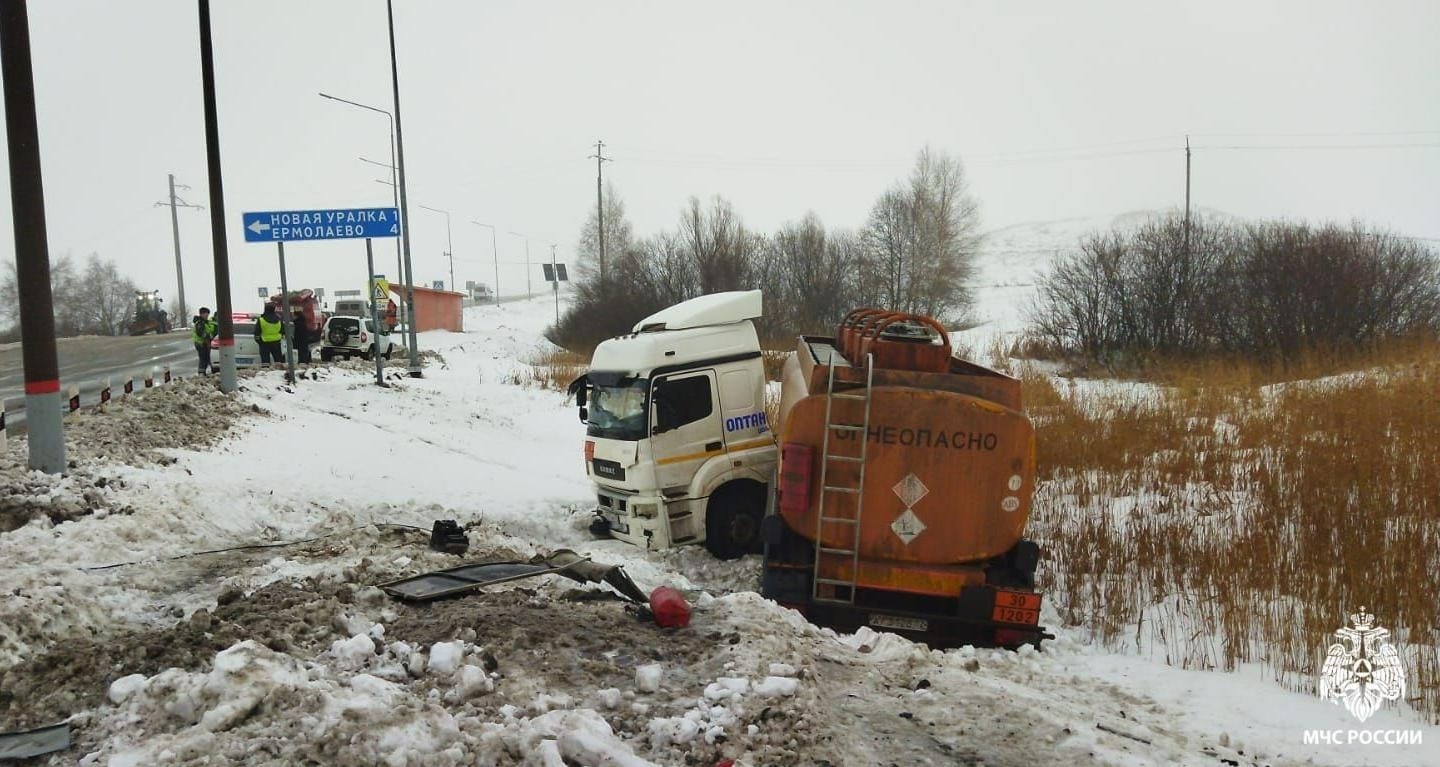 В Башкирии водитель бензовоза устроил аварию на железнодорожном переезде
