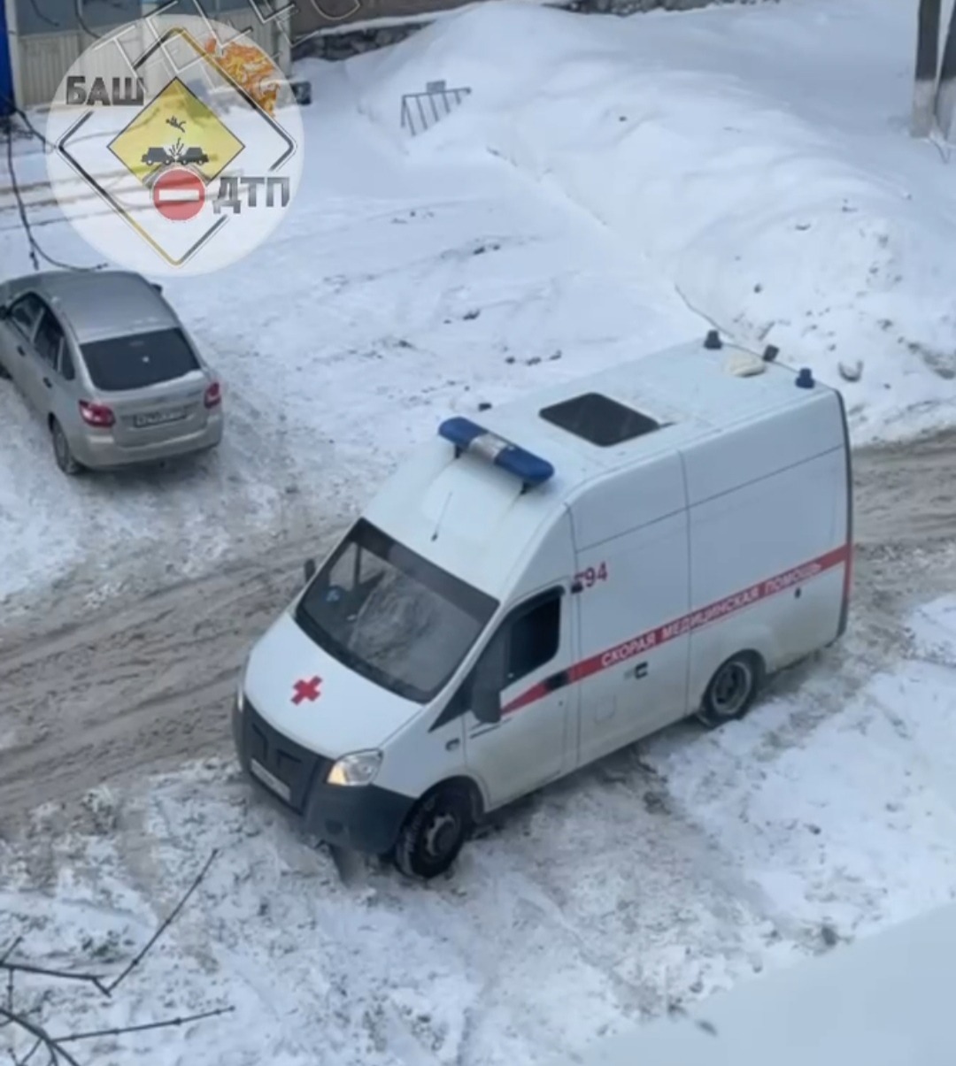 В Уфе снова в снегу застряла машина скорой помощи 