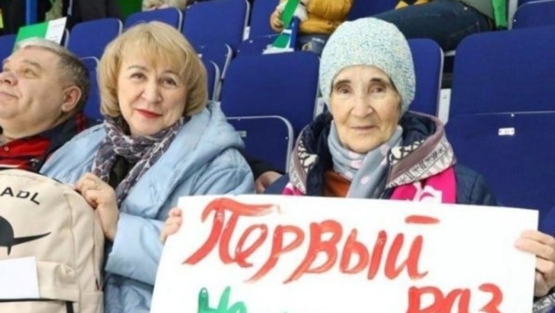 Болельщица ХК «Салават Юлаев» впервые посмотрела вживую игру команды в 86 лет