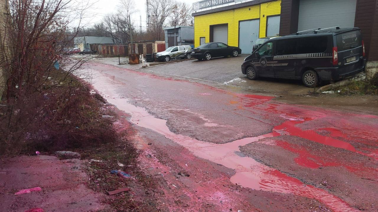 В уфимской Черниковке разлились «багровые реки»