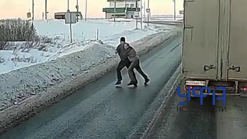 В Башкирии два водителя подрались прямо на дороге (видео)