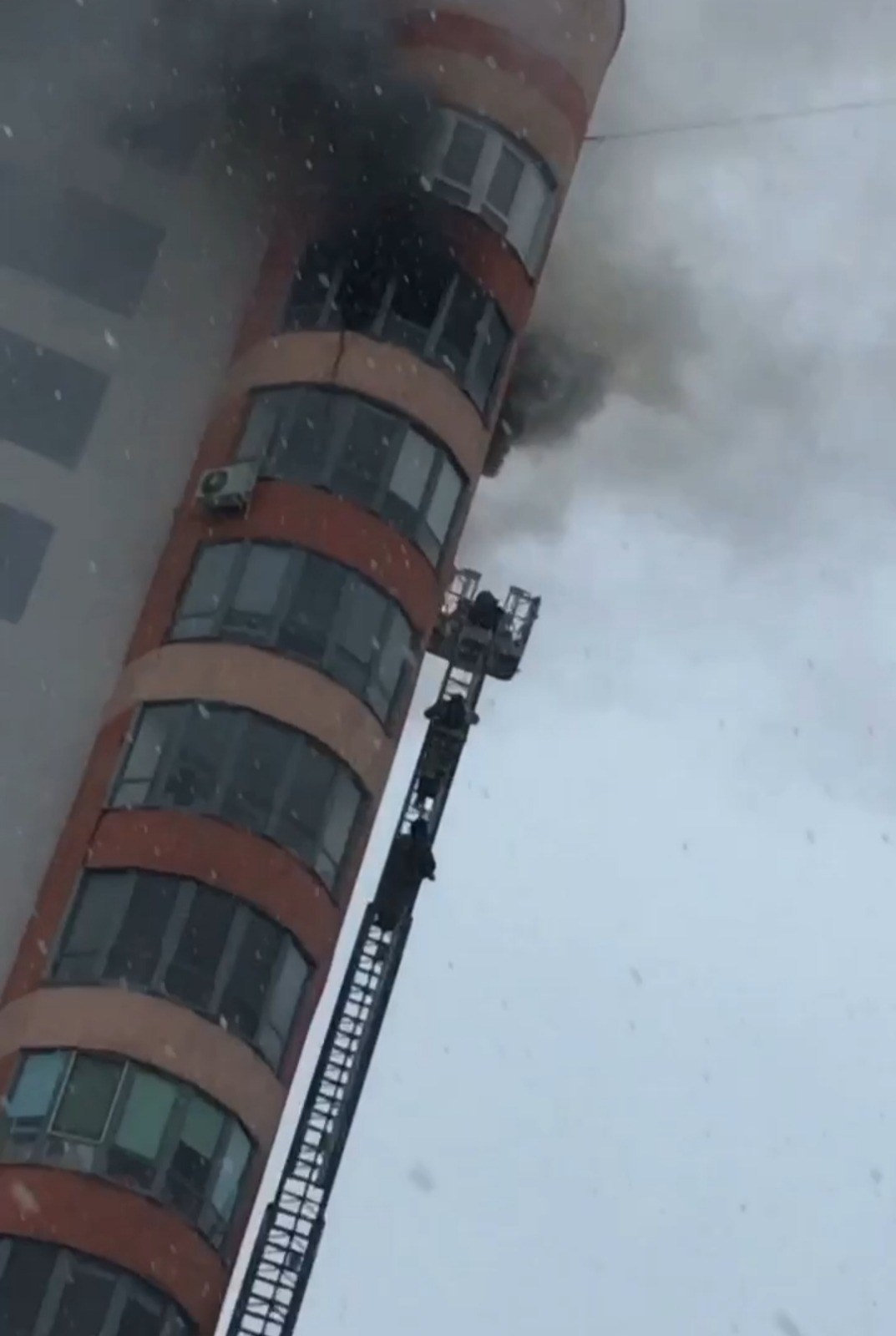 В Уфе в многоэтажке на 14 этаже полыхает квартира, люди эвакуированы 