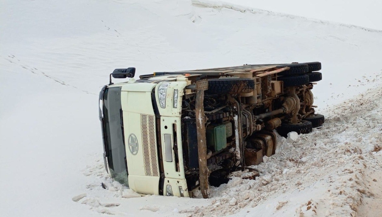 В башкирских Дюртюлях перевернулся грузовой автомобиль