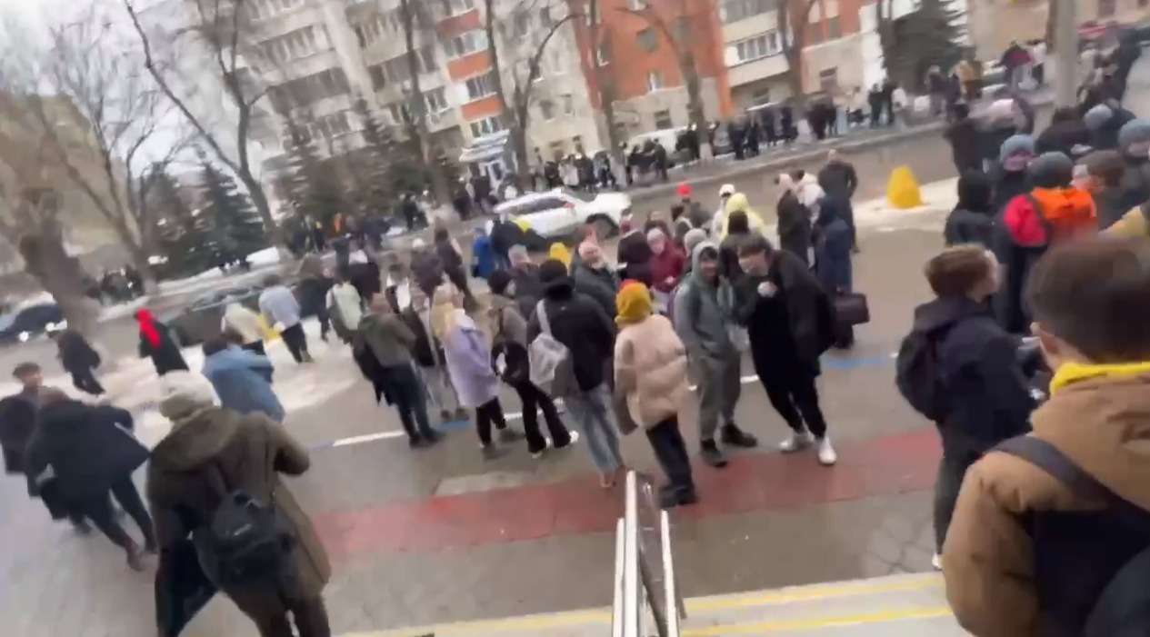 В Башкирии массово эвакуируют людей из-за анонимных сообщений о бомбах