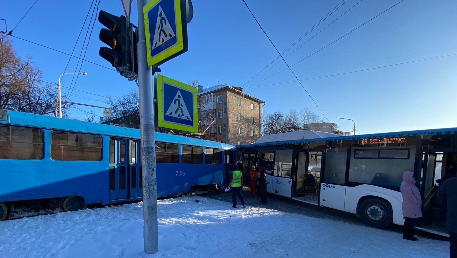 Двое детей госпитализированы после столкновения в Уфе трамвая и автобуса