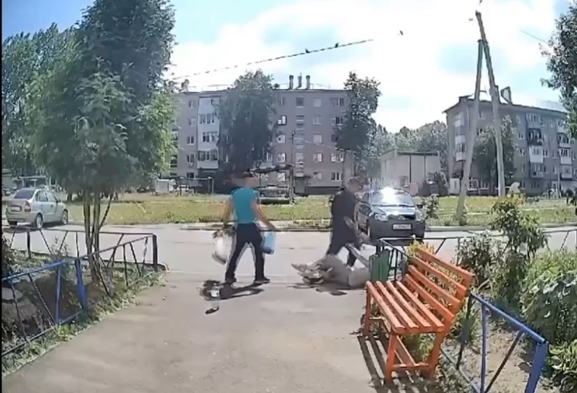 В Башкирии мужчины жестоко избили пенсионера за замечание