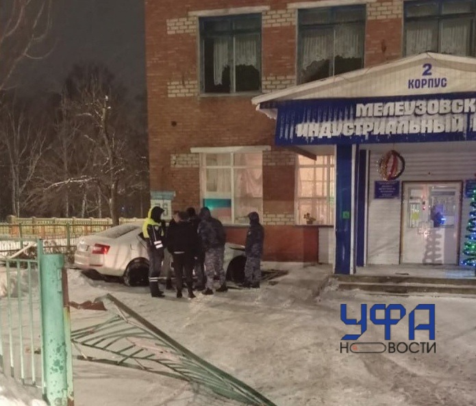 В Башкирии пьяный водитель разгромил колледж