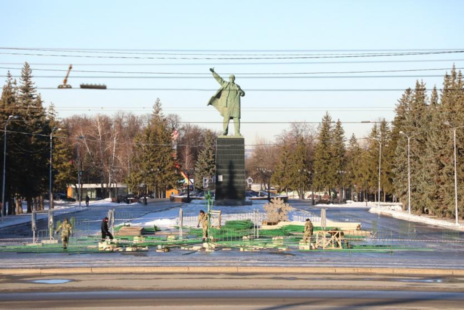 На площади Ленина в Уфе устанавливают пиксельную елку