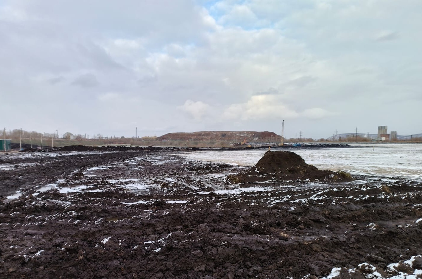 В Башкирии огромный участок земли завалили мусором