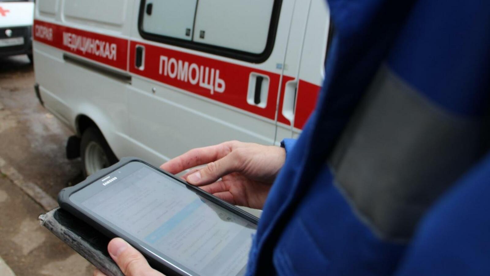 В Башкирии мужчина выпал из окна пятого этажа и чудом выжил 