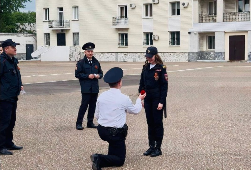 В Башкирии полицейский во время построения сделал предложение возлюбленной