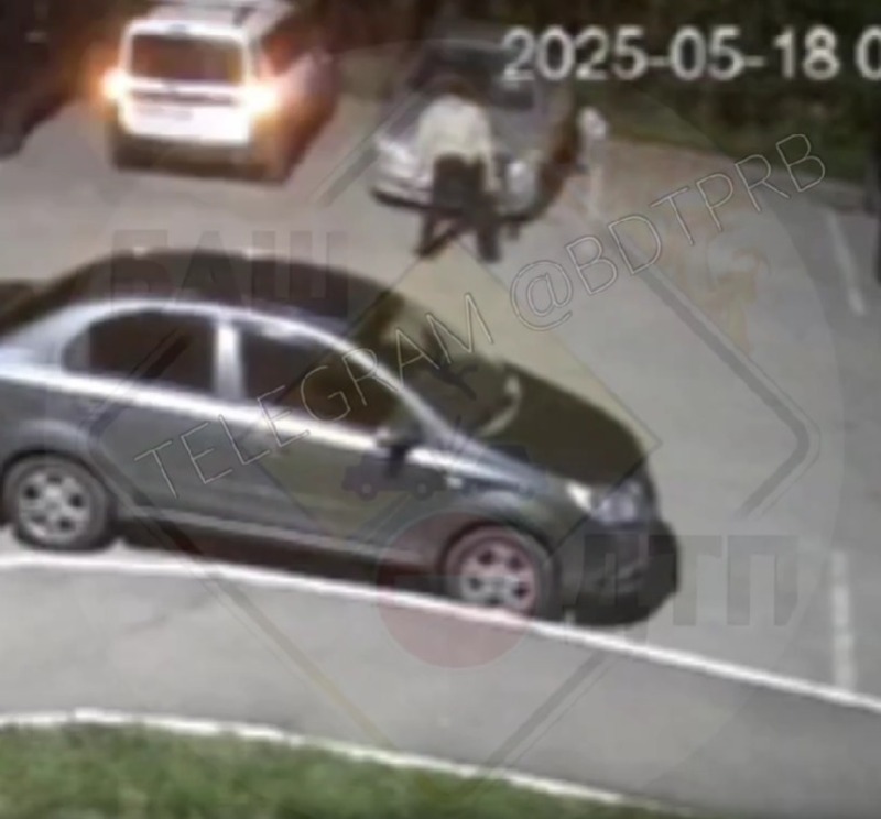 В Уфе женщина разбила кирпичом припаркованную машину