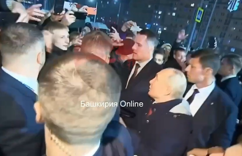  Владимир Путин вышел пообщаться с жителями Уфы
