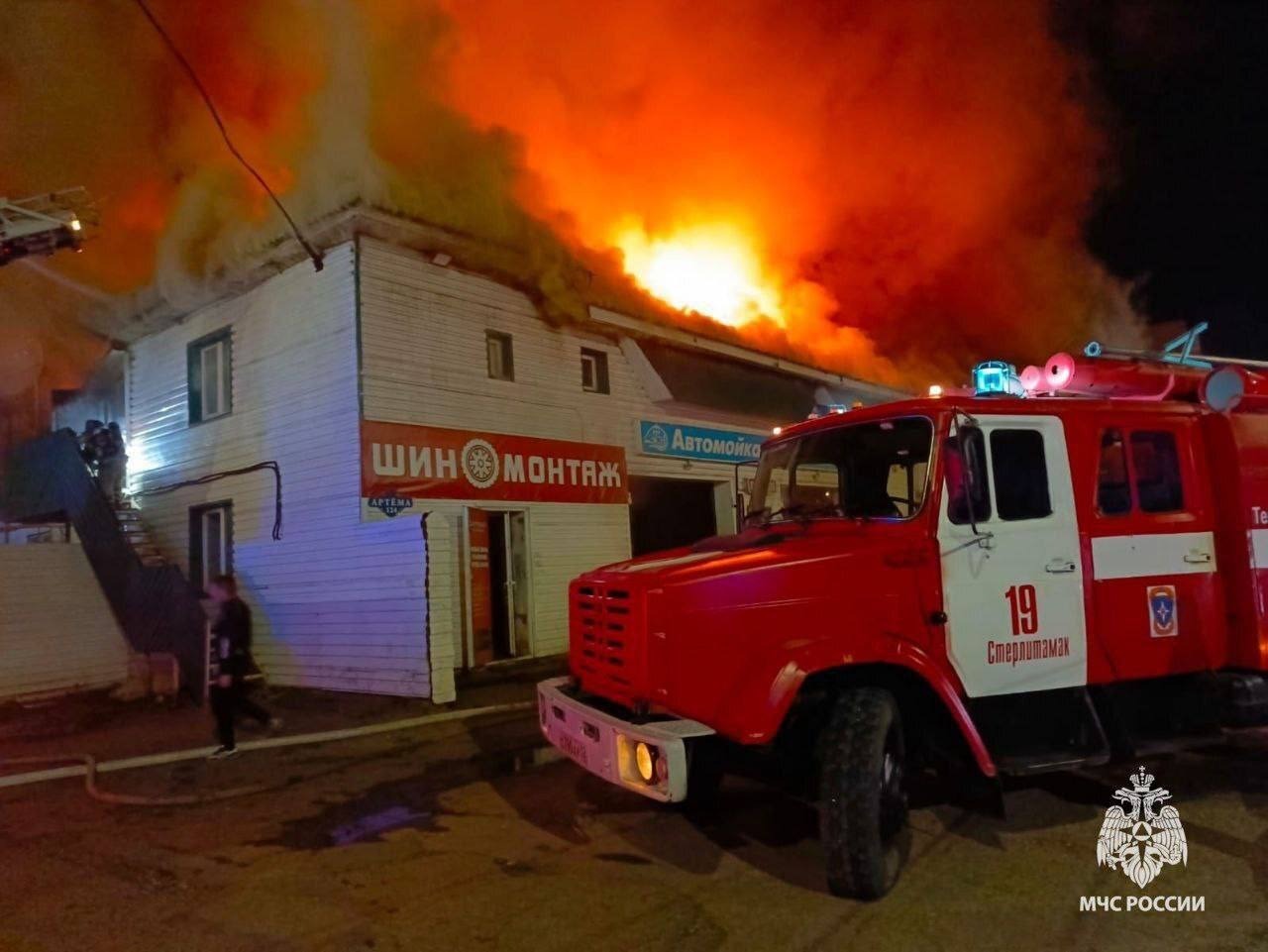 Крупный пожар тушат спасатели в Стерлитамаке 