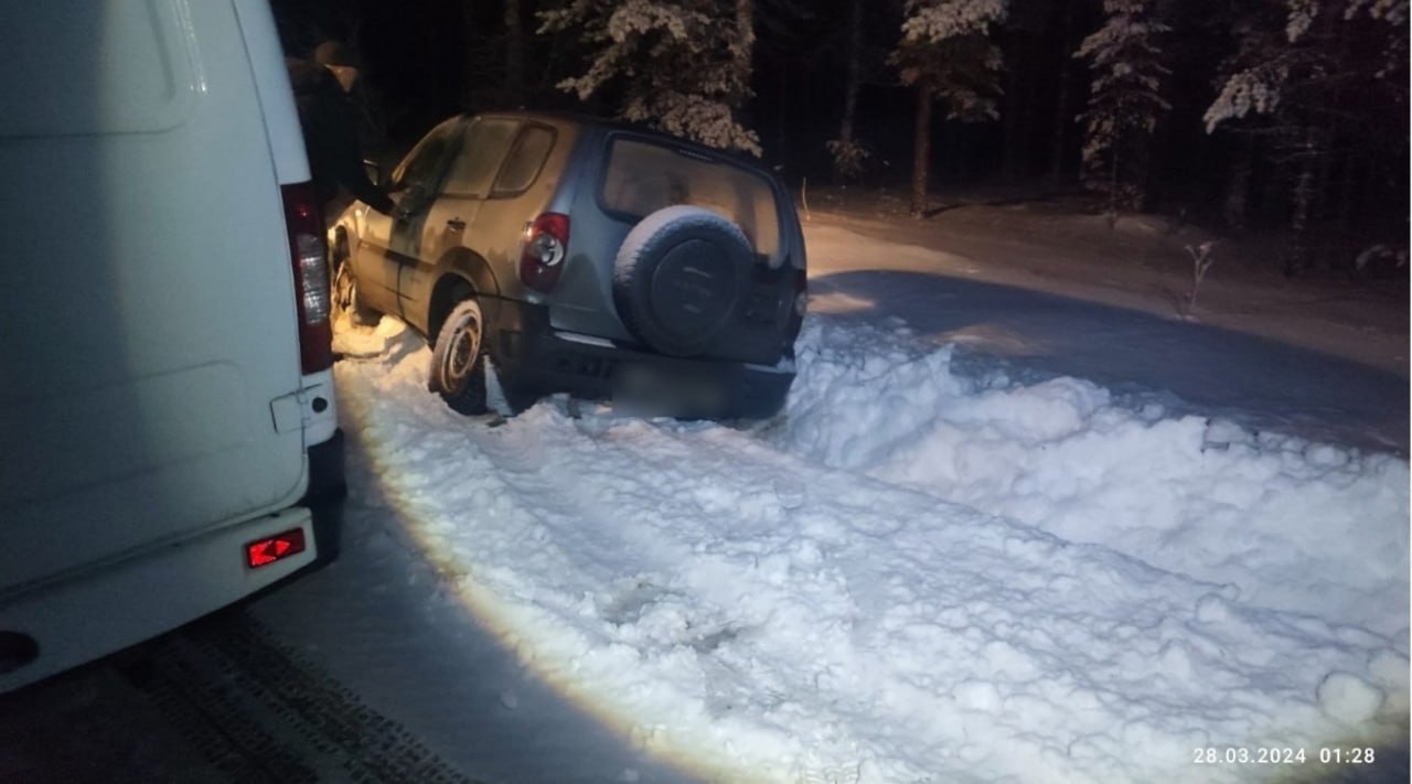 Спасли из «снежного плена»: в Башкирии вызволили водителя угодившего в кювет 