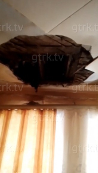 В Уфе в жилом доме обрушился потолок: жильцы едва не погибли (видео)