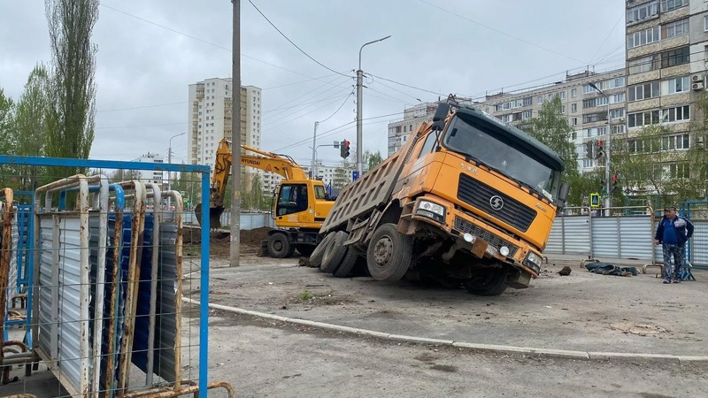 В Уфе грузовик провалился под асфальт на улице Гагарина