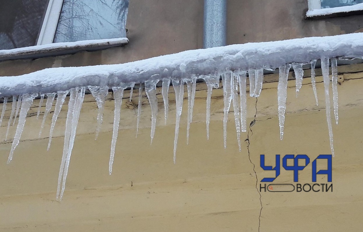 В Уфе на пенсионерку упала наледь