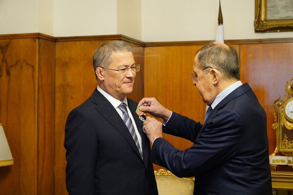 Сергей Лавров за вклад в международное сотрудничество наградил Главу Башкирии 