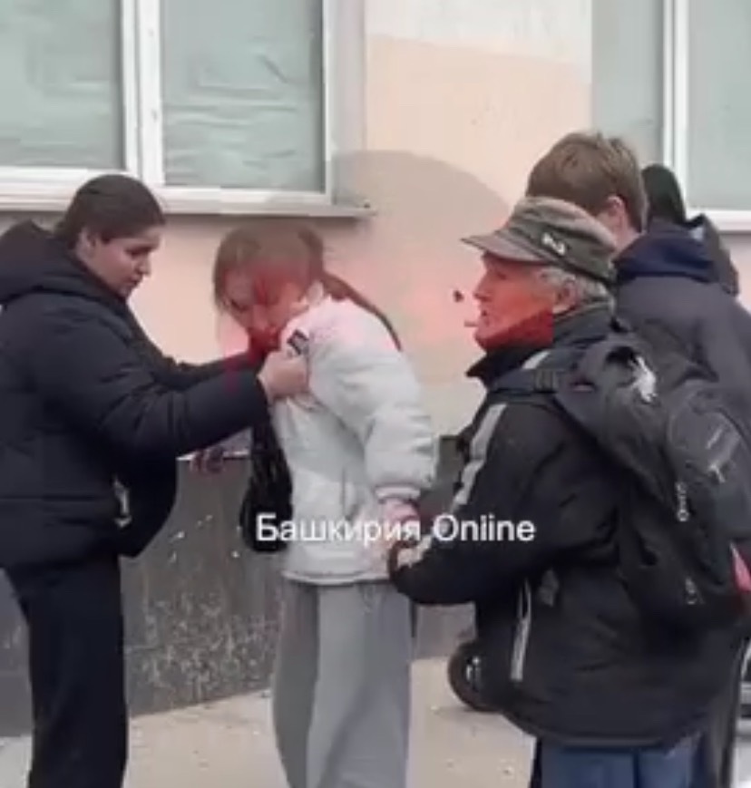 В Уфе девушки разбили окно автобуса из-за замечания 