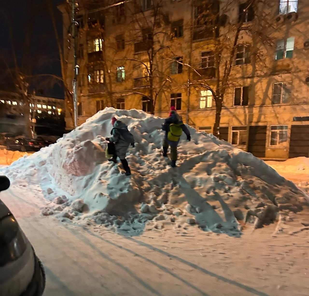 В центре Уфы дети катаются на опасной горке
