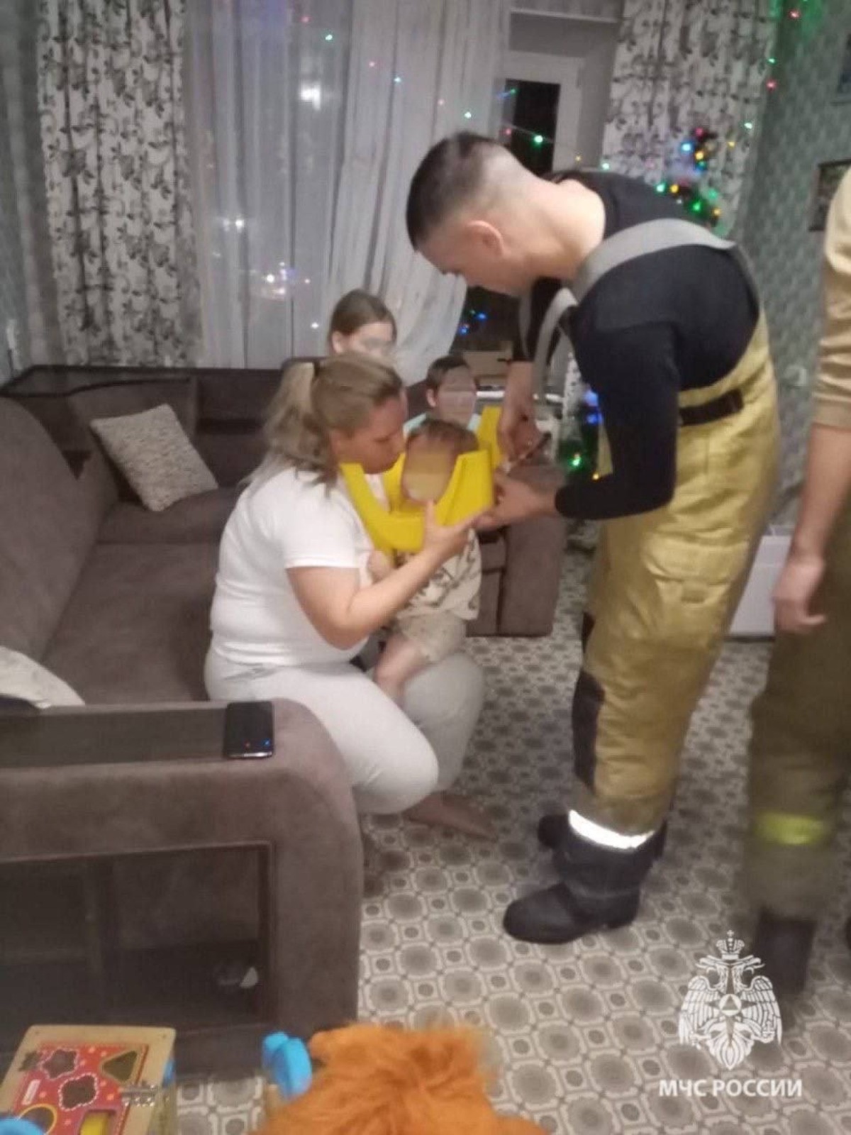 В Башкирии забавы полуторагодовалого малыша закончились экстренным вызовом спасателей
