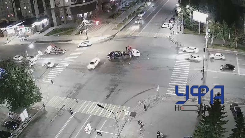 В центре Уфы «Мерседес» сбил мотоциклиста (видео)