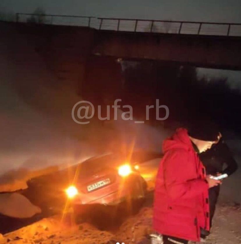 Под Уфой в реку слетели четыре автомобиля