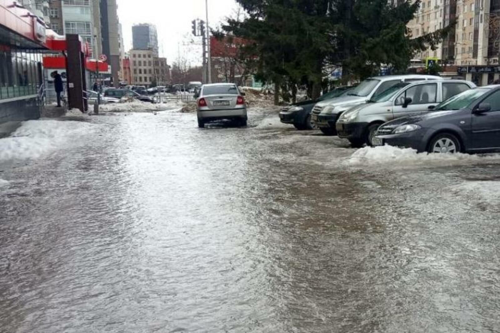 Больше 200 жителей Уфы пострадали от гололеда 
