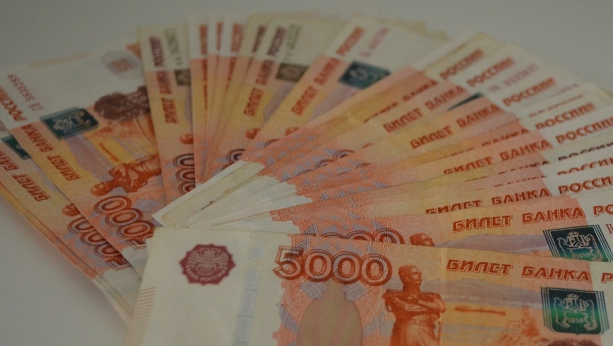  В Уфе из элитной иномарки на парковке ТЦ украли 1,5 млн рублей