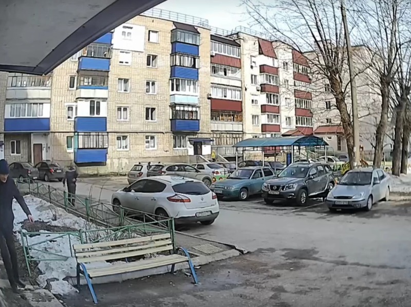 Неадекватный житель Башкирии с ножом ранил сантехника