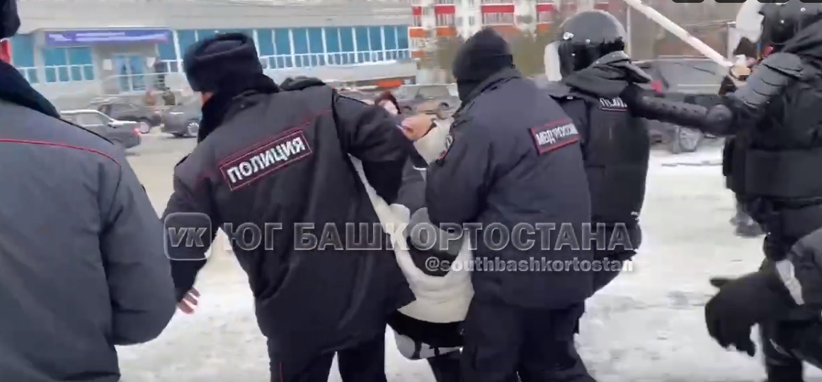 В Уфе начались массовые задержания участников несанкционированной акции