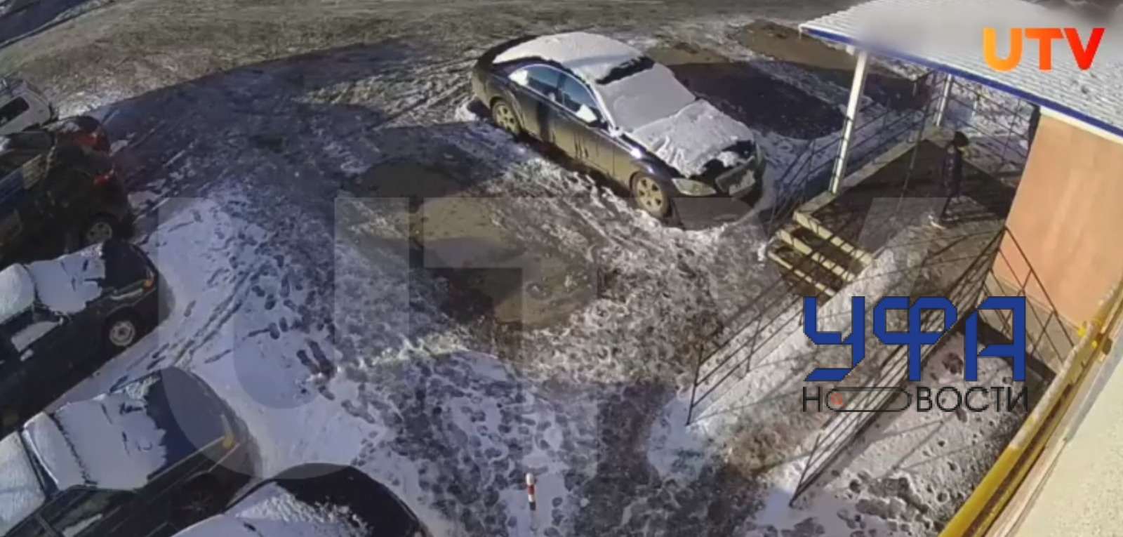 В Башкирии глыба льда едва не убила ребенка